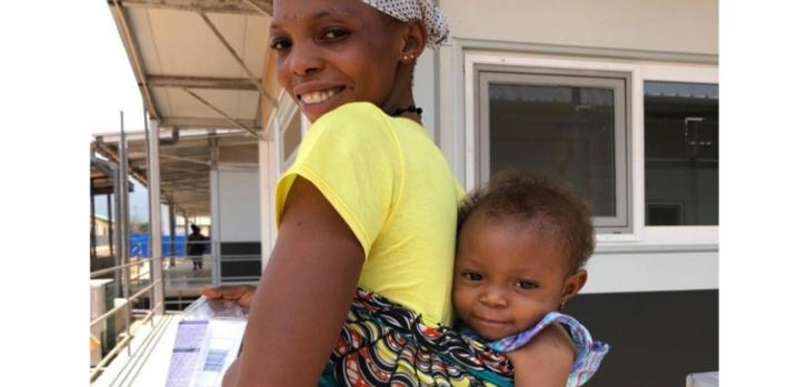 Fudia, la primer paciente del hospital de Kenema, junto a su madre. "En la primera alimentación de la pequeña, el personal comenzó a cantar y aplaudir, y vimos la primera sonrisa de nuestra joven paciente. Fue hermoso", cuenta la enfermera Amanda Hooyboer.Amanda Hooyboer