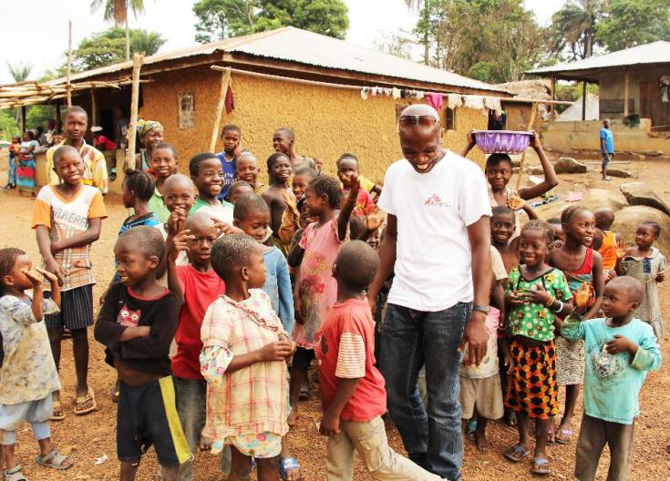 Sierra Leona, marzo de 2019: una cálida bienvenida: los niños están felices de ver al promotor Tamba Magnus Aruna.