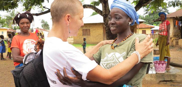 El emotivo saludo entre la matrona Kristine Lauria y su paciente Mary, en Sierra Leona, luego de haber finalizado el tratamiento.Wairimu Gitau/MSF