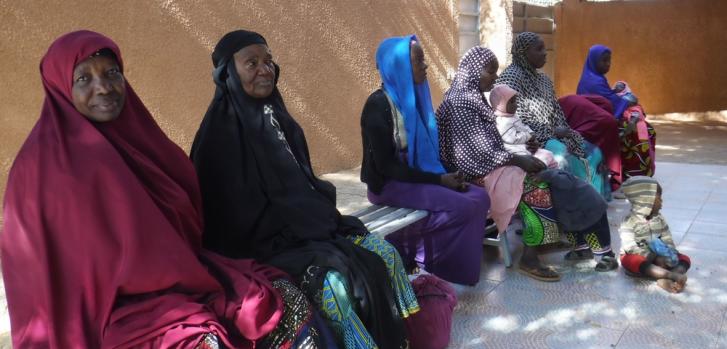 Unos pacientes esperando fuera de la clínica de MSF en el distrito de Wadata, Niamey.Anna Fliflet/MSF