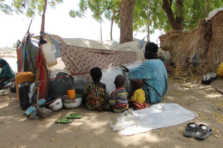 Padre e hijos desplazados por la violencia en Nigeria