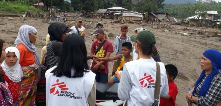 Un equipo de MSF habla con las comunidades afectadas por las avalanchas de lodo, muchos de ellos todavía están buscando parientes desaparecidos. ©Hana Badando/MSF