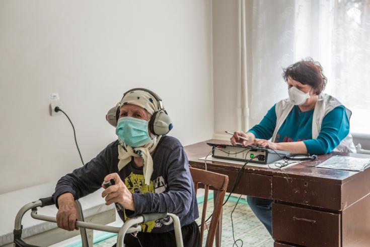 Prueba de audición a paciente con tuberculosis