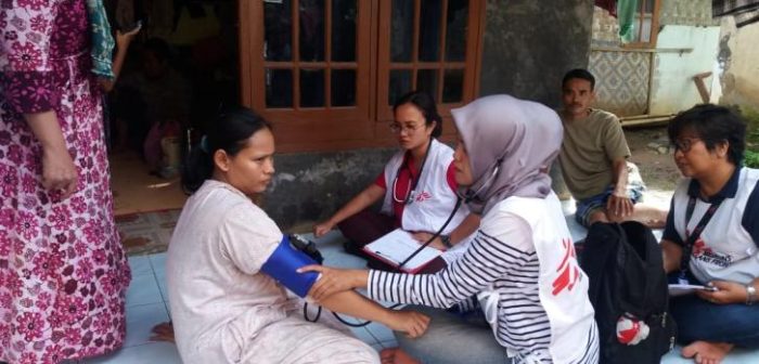 La doctora Rangi W. Sudrajat atendiendo a personas que sufrieron heridas tras el tsunami en Indonesia.Rangi Wirantika/MSF