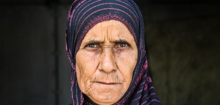 Rasmiyya, de 63 años, quien crió a siete hijos y cuatro hijas, ahora vive sola en un campo para personas desplazadas. Su historia refleja las múltiples capas de violencia y pérdida que muchos en Irak han sufrido en los últimos años.Mohammad Ghannam/MSF