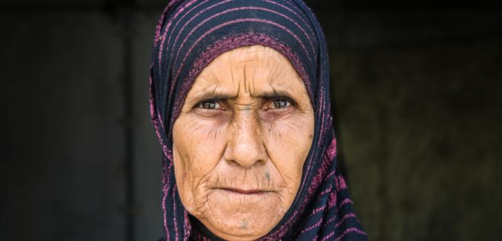 Rasmiyya, de 63 años, quien crió a siete hijos y cuatro hijas, ahora vive sola en un campo para personas desplazadas. Su historia refleja las múltiples capas de violencia y pérdida que muchos en Irak han sufrido en los últimos años.Mohammad Ghannam/MSF