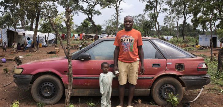 Gmoltee Bochum, de 31 años,con su hijo de dos años, Sema. "En Camerún vivía en Bamenda, una de las ciudades más grandes de la región anglófona", dice Gmoltee. “Soy ingeniero informático y profesor. No sé cuándo terminará la violencia, pero sé que perdí todo. Ahora vivo con mi familia en este campamento de refugiados, pero la vida es dura. Todos vivimos juntos en una tienda muy pequeña".Albert Masias