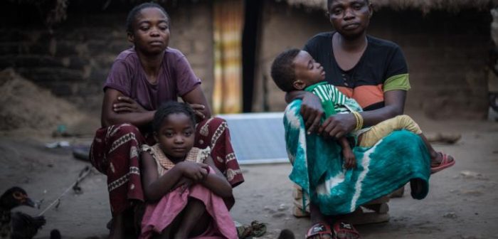 Z.R. desplazada de Kyabue, y M.J. desplazada de Mukoko, ambas con sus hijos en Salamabila, República Democrática del Congo.MSF/Carl Theunis
