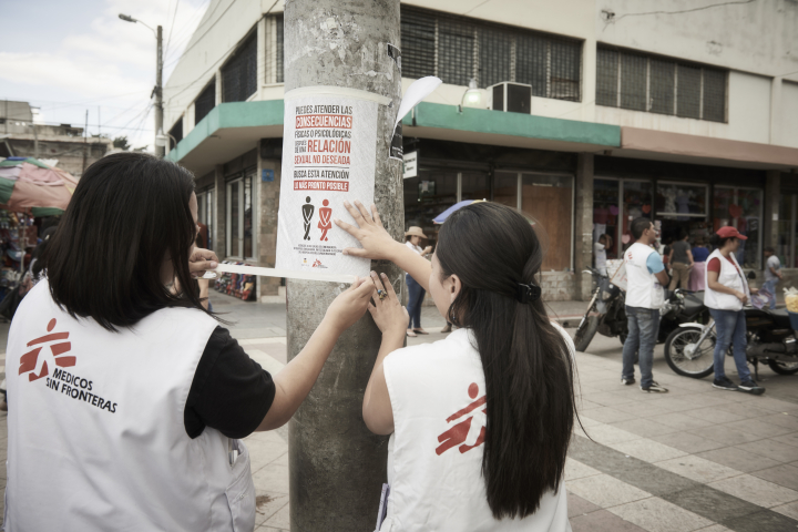 Miembros del equipo de promotores de Médicos Sin Fronteras trabajan en las calles de Tegucigalpa y Comayagüela. ©Christina Simons/MSF 