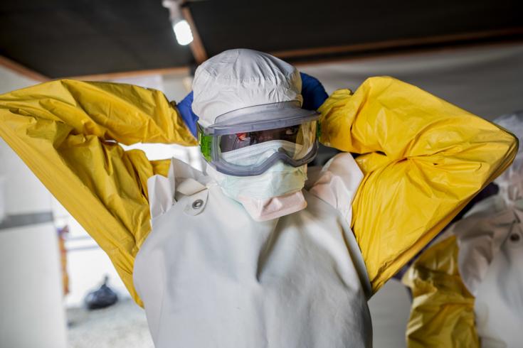 Personal médico con traje de protección Ébola