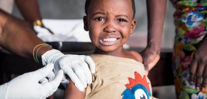 Un niño recibe la vacuna contra la fiebre amarilla en Kinshasa, República Democrática del Congo. Agosto 2016.Dieter Telemans