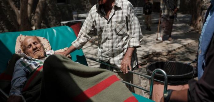 Qassim, de 83 años, originario de Radfan, a las afueras del departamento para pacientes hospitalizados del Hospital Al-Nasser Hospital, con uno de sus cuñados. Ad Dhale, Yemen 2018.Matteo Bastianelli