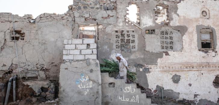 Un hombre entrando a su hogar en la ciudad de Mocha, Yemen, 10 de diciembre de 2018.Agnes Varraine-Leca/MSF