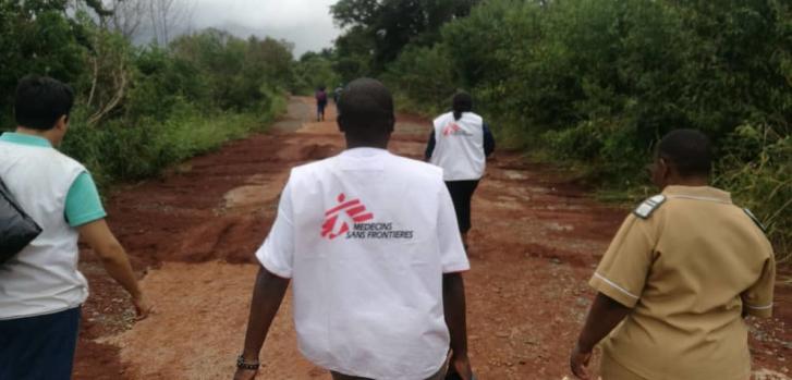 Un equipo de Médicos Sin Fronteras se acerca a la ciudad de Charleswood a pie ya que quedó aislada por el Ciclón Idai.
MSF