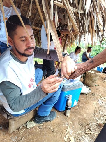 Atendiendo malaria en el Amazonas