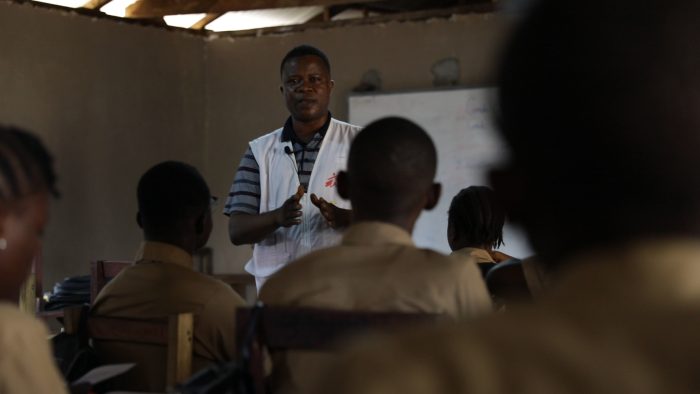 Abraham S. Kollie, an MSF psychosocial worker, speaks to students about epilepsy. Children with epilepsy are sometimes excluded from school because of social stigma.