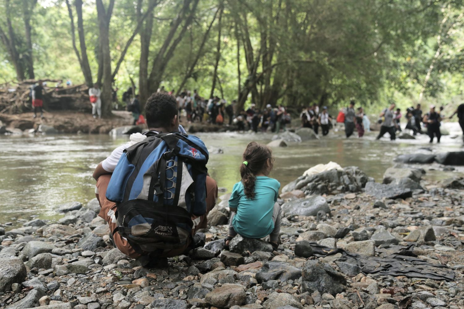 Migrantes cruzando la selva del Darién
