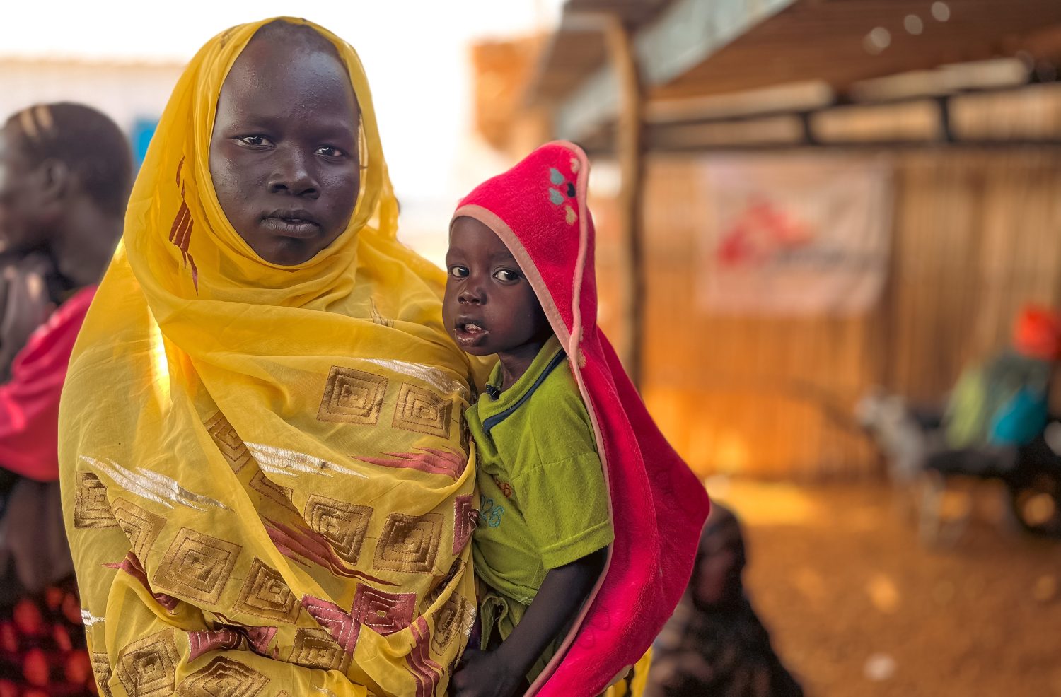 Madre e hijo recién llegados de Jartum reciben atención médica en nuestra clínica del campo de refugiados de Um Sangour, en el estado del Nilo BlancoAhmad Mahmoud/MSF.