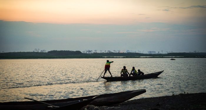 Un niño rema en canoa en el río Nilo, condado de Akoka, estado del Alto Nilo