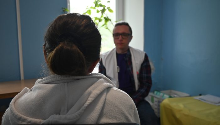 Nuestros equipos de salud mental ofrecen sesiones psicológicas grupales e individuales a personas en zonas anteriormente ocupadas, UcraniaMSF.
