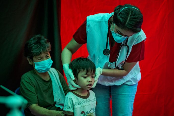 Trisha Thadhani, doctora de nuestra organización especializada en tuberculosis, realiza una evaluación médica en uno de los puntos de detección activa de casos de tuberculosis el 13 de marzo de 2023 en Tondo, Manila, Filipinas.