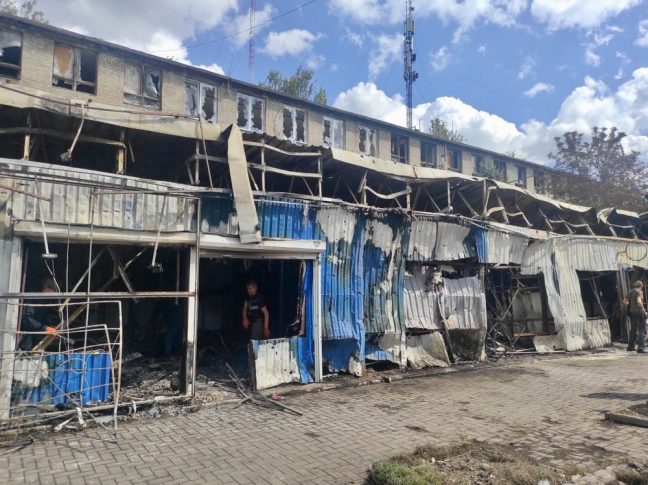 Mercado de Kostiantynivka, Ucrania, dañado por ataque con misil.