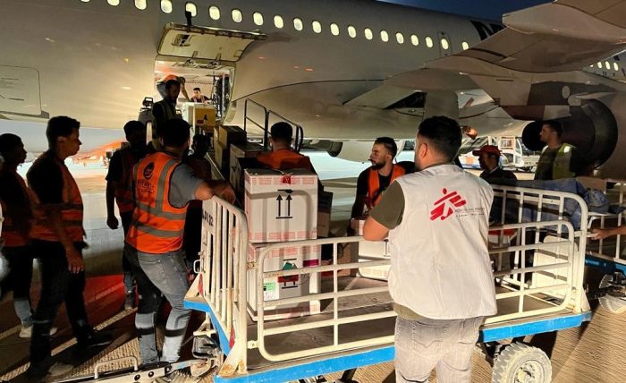 Nuestros equipos supervisan un convoy de material médico que llevan a Derna, una de las ciudades más afectadas por las inundaciones en Libia.