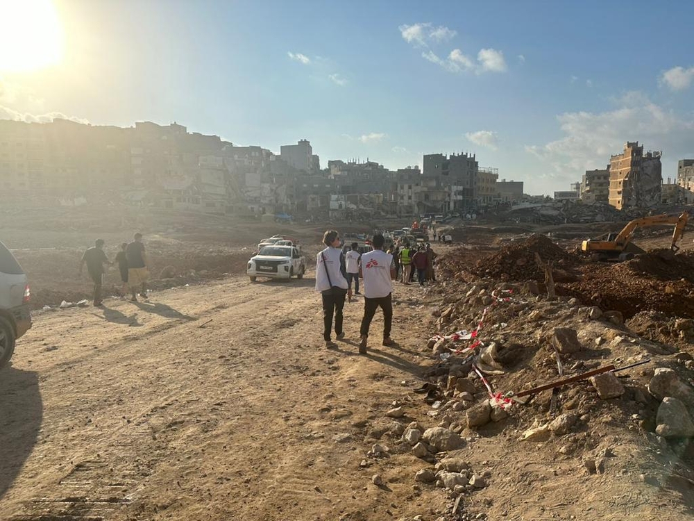 Equipos de Médicos Sin Fronteras recorriendo la ciudad de Derna, tras las inundaciones en Libia