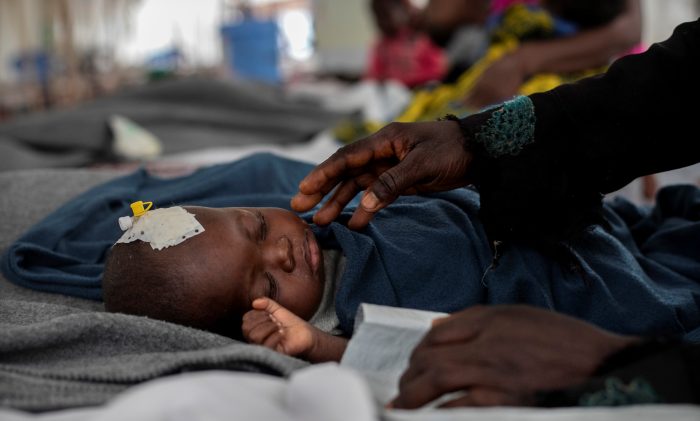 Imagen de archivo de 2019: Una madre cuida de su hijo hospitalizado en nuestro centro de tratamiento del sarampión en Mayi-Munene, Kamwesha, República Democrática del Congo