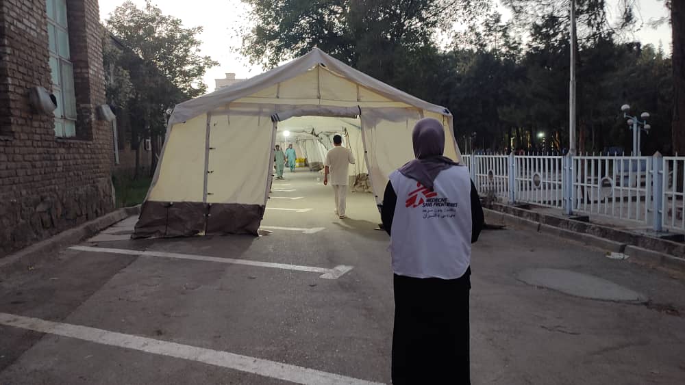 Tienda de Médicos Sin Fronteras en el hospital de Herat, Afganistán, tras el terremoto.