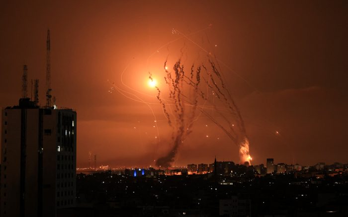 Milicianos palestinos lanzan una salva de cohetes desde Gaza mientras un misil israelí lanzado desde el sistema de defensa antimisiles, denominado Cúpula de Hierro, intenta interceptar los cohetes, disparados desde la Franja de Gaza, sobre la ciudad de Netivot, en el sur de Israel, el 8 de octubre de 2023Mahmud Hams/AFP.