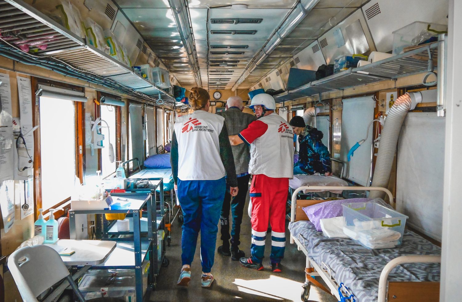 Evacuamos a 150 pacientes de la región de Kherson, Ucrania, tras el bombardeo del hospital. Los pacientes fueron trasladados a otros centros sanitarios en nuestro tren de evacuación médicaVerity Kowal/MSF.