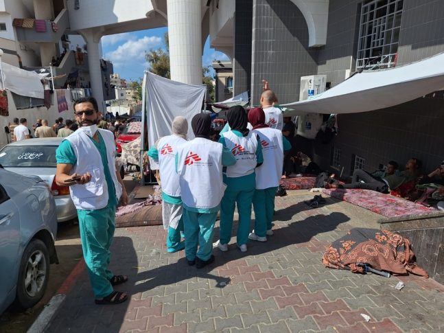 Nuestro equipo comprueba el estado de salud de las personas refugiadas frente al hospital Al Shifa.