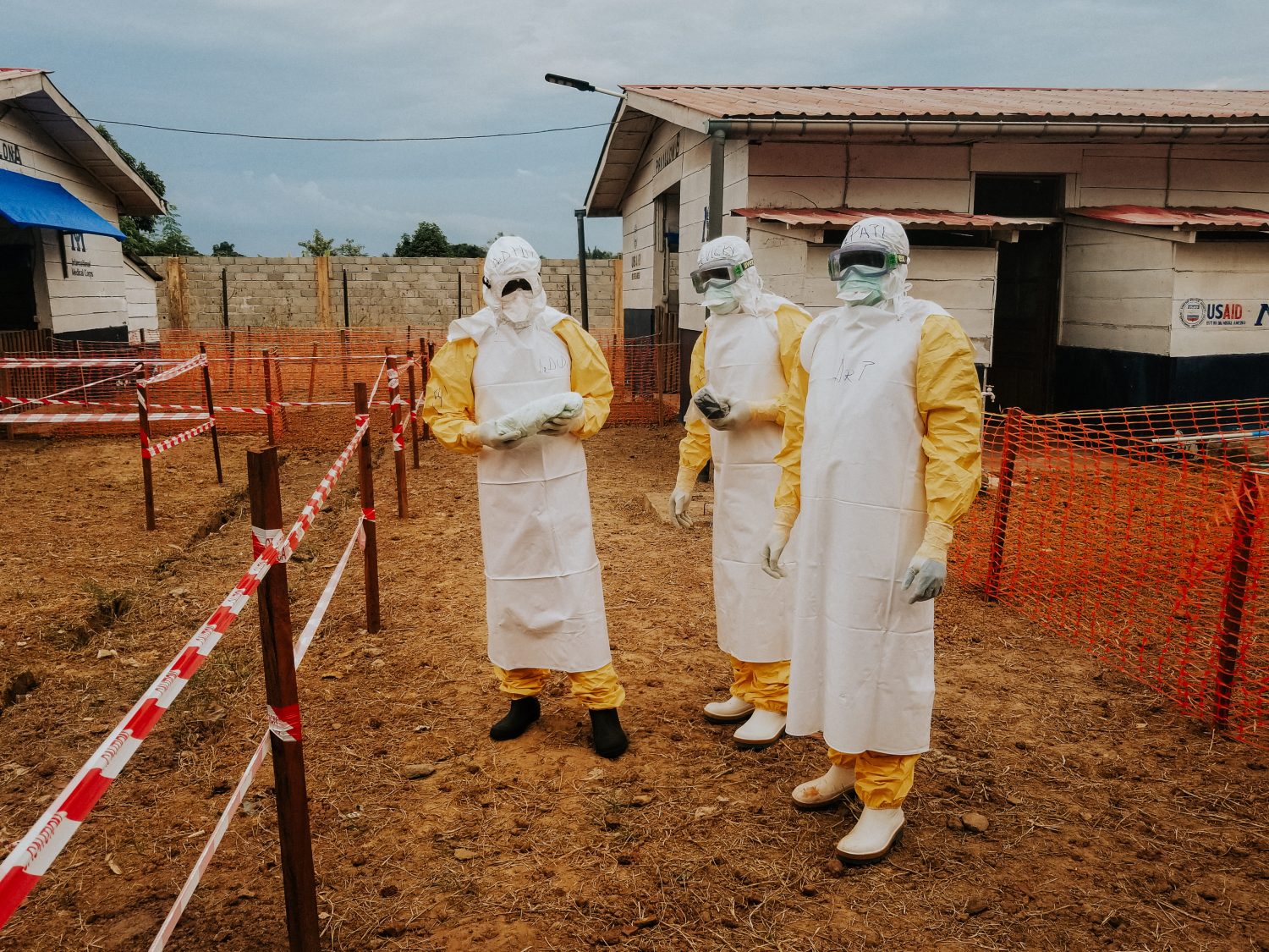 MSF brinda asistencia a pacientes con Ébola.