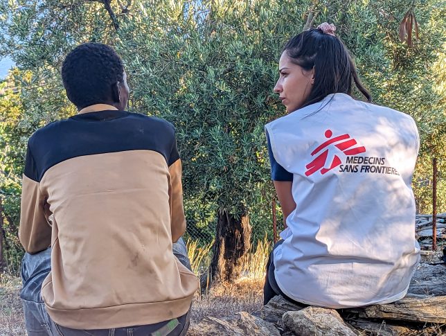 Un miembro de nuestra organización conversa con una persona recién llegada a Lesbos tras ser atendida. En julio de 2023, brindamos ayuda médica de emergencia a 1.031 personas, de las cuales el 26% eran niños