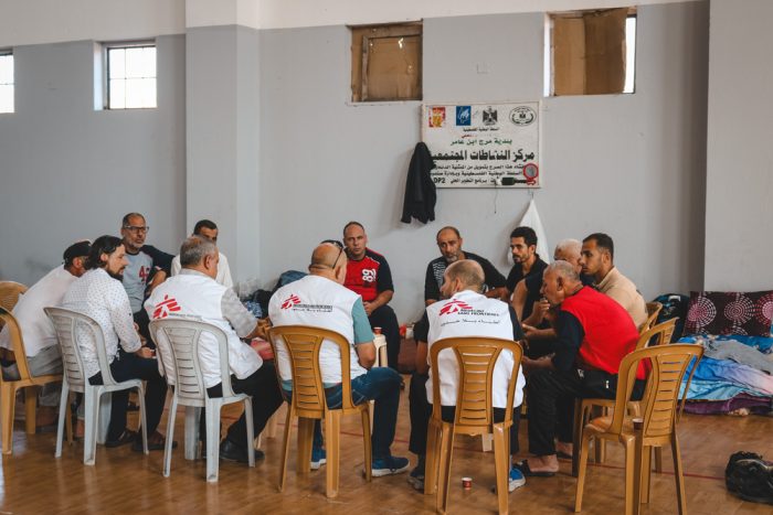 Nuestros equipos apoyan a las personas gazatíes desplazadas en Cisjordania mediante donaciones y assitencia en salud mental en los centros de desplazados donde se refugian