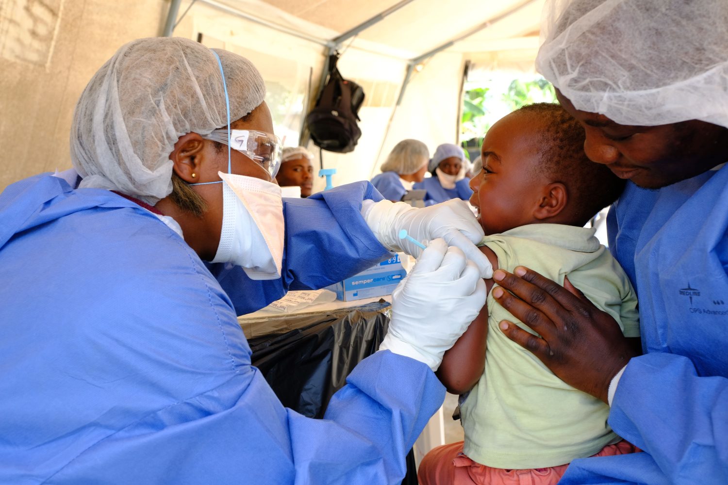 MSF brinda asistencia a pacientes con Ébola.