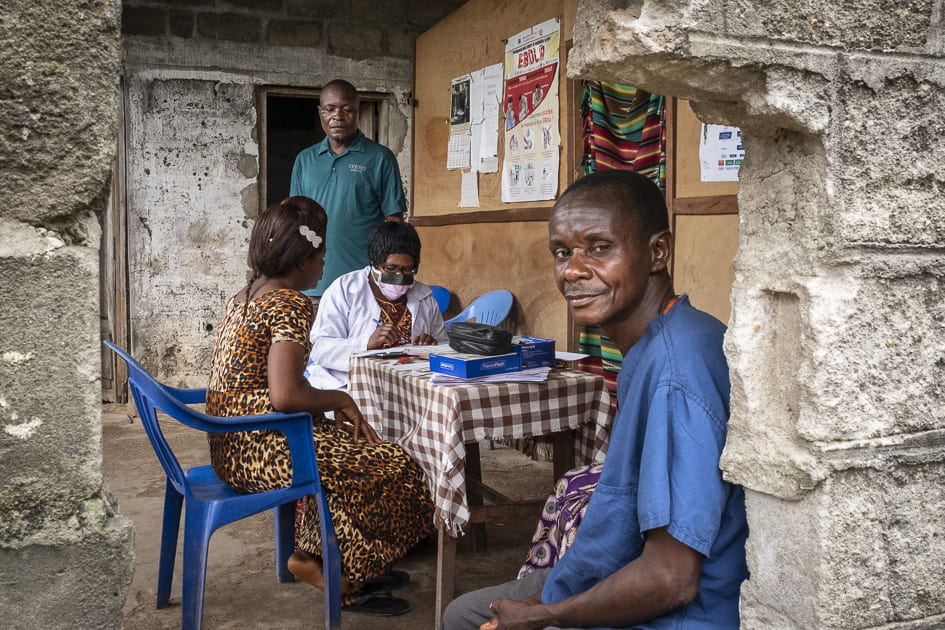 Pacientes con ébola son tratados por los equipos de MSF. 