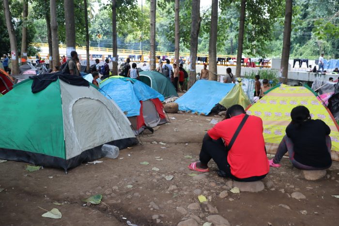 Migrantes aguardando buses en Tapachula, México, para continuar hacia Estados Unidos.