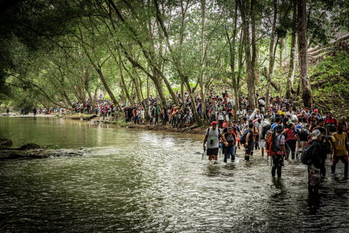 Durante su viaje por el Tapón del Darién, las personas migrantes deben cruzar los ríos Acandí y Tuquesa, ubicados en el paso fronterizo entre Colombia y Panamá