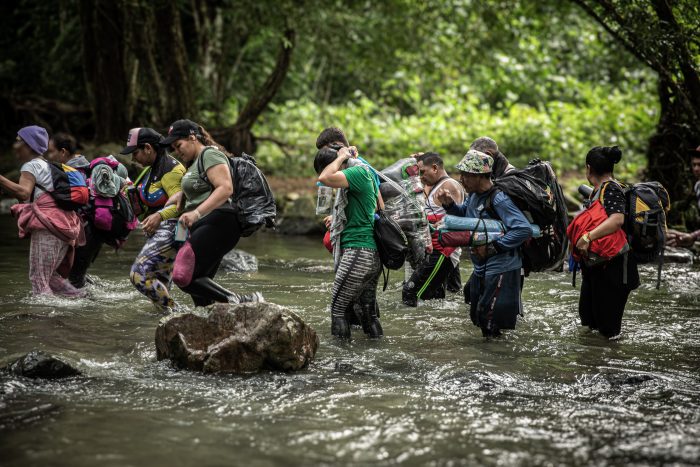 Personas migrantes en tránsito en Ecuador, Colombia y Panamá cruzan el río Acandí y Turquesa para continuar su camino.